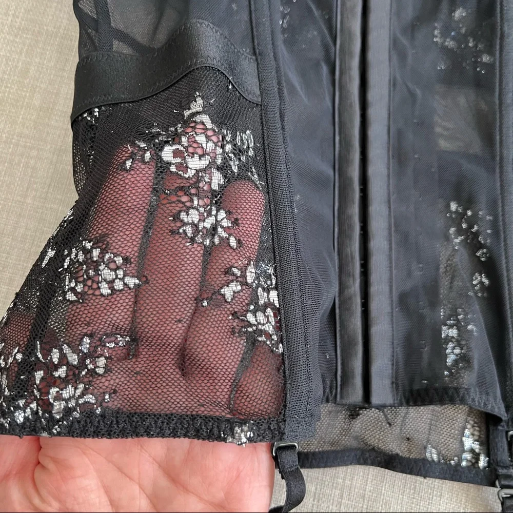 VICTORIA’S SECRET* Lace corset with silver details - Picture 6 of 10
